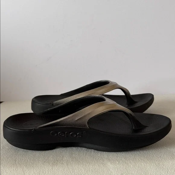 OOFOS flip flops - Picture 5 of 11